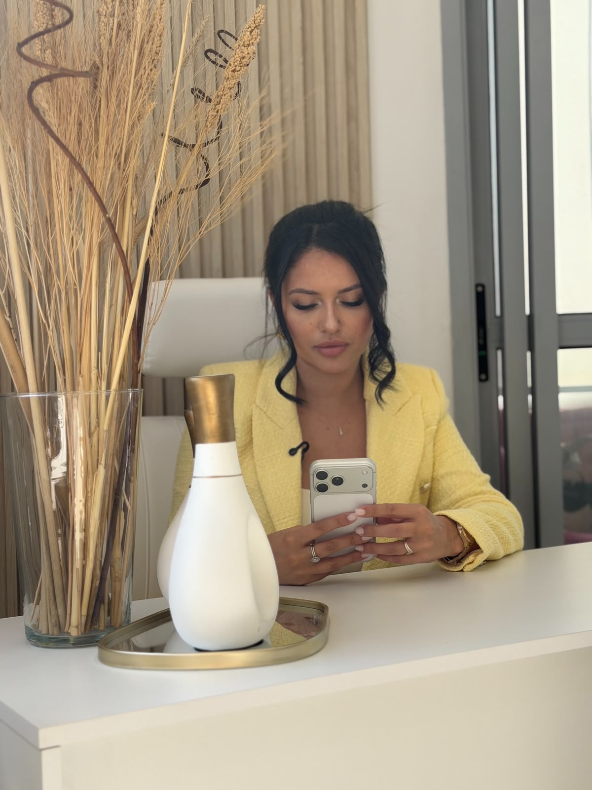 Dra. Munik Ferreira em seu consultório
